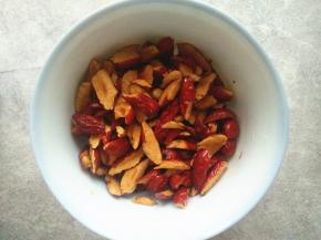 红枣洗净剪碎；