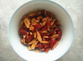 红枣洗净剪碎；