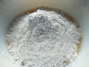 步骤1的混合物中加入粘米粉；