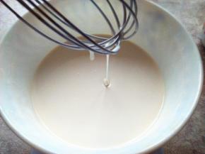 用蛋抽搅拌均匀（粘米粉没有过筛哦，面糊一定很细腻光滑）；