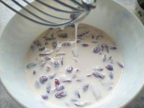 加入红枣碎（留一部分装饰表面），搅拌均匀；