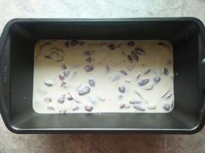 倒入模具（非不粘刷层油或铺油纸）；