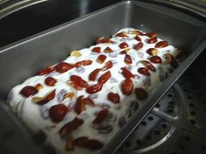 表面洒红枣碎装饰，冷水上锅，水开后蒸半小时左右；