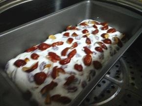 表面洒红枣碎装饰，冷水上锅，水开后蒸半小时左右；