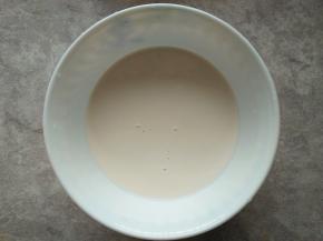 主料材料中除黄油外全部混合搅拌均匀并过筛；