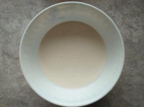 主料材料中除黄油外全部混合搅拌均匀并过筛；