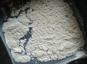 准备工作：
取方子外适量的糯米粉放烤盘，150度烤10分钟至发黄晾凉做手粉；