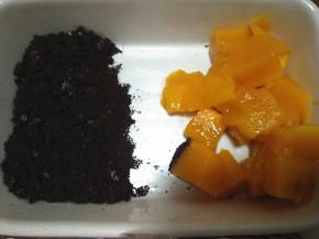 芒果切粒；
奥利奥饼干去夹心擀碎；