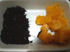 芒果切粒；
奥利奥饼干去夹心擀碎；