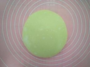 揉至黄油完全吸收，包保鲜膜放冰箱冷藏半小时（戴一次性手套哦）；