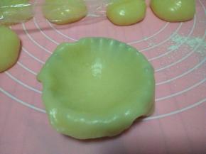 冷藏好的糯米团取出分成若干等份（你喜欢的大小）擀薄（放入蛋挞模具方便整形）要撒熟糯米粉防粘哦；