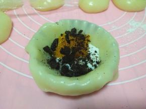 放上老酸奶，芒果，奥利奥，捏紧收口朝下即可；