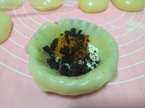 放上老酸奶，芒果，奥利奥，捏紧收口朝下即可；