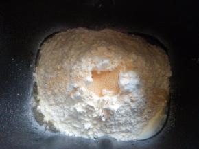 除黄油和蔓越莓外所有材料放入面包桶；