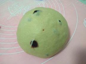 启动“和面”程序，15分钟后加入黄油，继续启动“和面”程序揉至扩展阶段，程序结束前三分钟加入蔓越莓干，揉均匀；