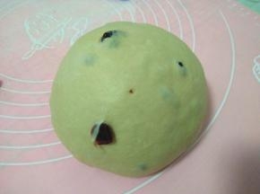 启动“和面”程序，15分钟后加入黄油，继续启动“和面”程序揉至扩展阶段，程序结束前三分钟加入蔓越莓干，揉均匀；