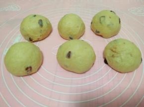 发酵好的面团取出按压排气，均分成六份，滚圆，盖保鲜膜松驰15分钟；