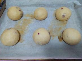 松驰好的面团再次滚圆（蔓越莓尽量包在里面）放在铺有油纸的烤盘；