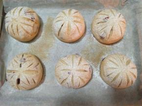 表面筛层高筋面粉，用刀片割口；