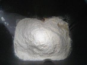酵母+温水混合，加入面粉