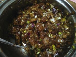 猪肉切成大拇指甲大小的肉块，加入圆葱碎、大葱碎、面酱拌外匀，淹制片刻，调入少许盐、酱油、鸡精、十三香、食用盐拌外匀即成肉馅（因为面酱带咸味，所以盐要少放或不放）