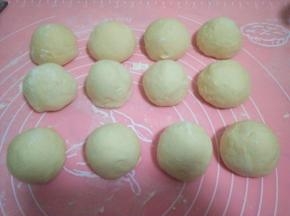 发酵好的面团分成十二份（包子皮偏薄）逐一滚圆，盖好保鲜膜，防止表皮风干