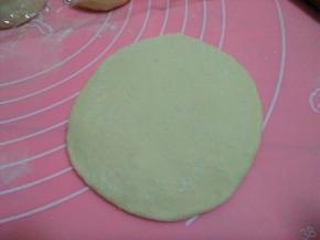 取一个面团擀成中间厚四周薄的面皮