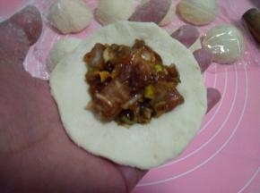 放上适量的肉馅