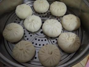 逐一做好所有的包子，放入蒸锅（垫油布或者帘子上刷油）