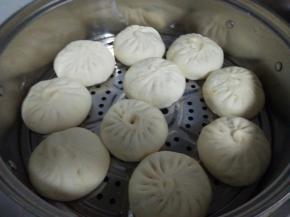 盖好锅盖醒发半小时左右（按压表面略有弹性）