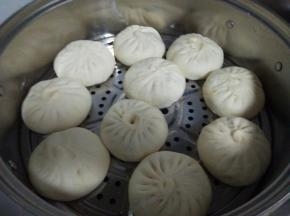 盖好锅盖醒发半小时左右（按压表面略有弹性）