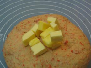 黄油切成小块，加入面团里揉成光滑面团