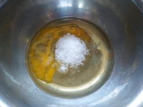 鸡蛋、玉米油、小苏打、泡打粉、细砂糖倒入盆中；