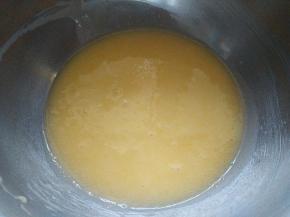 搅拌至乳化状态（一定要有耐心，多搅会儿哦）；