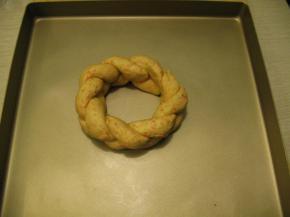 由上向下编成辫子。最一将二端捏紧放到烤盘里