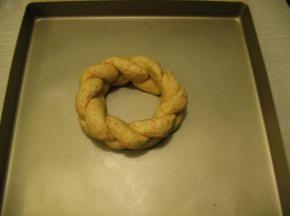 由上向下编成辫子。最一将二端捏紧放到烤盘里