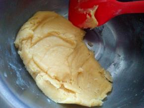 加入中筋面粉，用刮刀搅拌均匀；