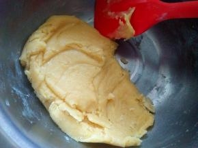 加入中筋面粉，用刮刀搅拌均匀；