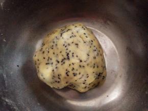 加入黑芝麻，用手混合成面团；