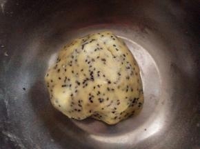 加入黑芝麻，用手混合成面团；