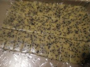 用刀切成自己喜欢大小，表面刷层鸡蛋液，撒黑芝麻；