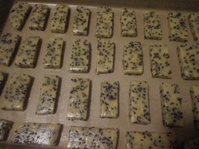 均匀地码入烤盘（非不粘铺油纸）；