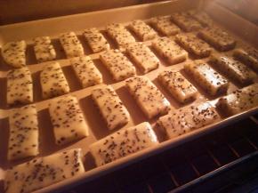 放入170度预热好的烤箱中下层，上下火烤20分钟（时间、温度随自己烤箱情况调整）