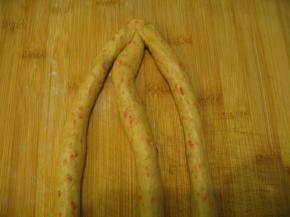 发酵好的面团面团分成均匀的三条，将三条面团的头部捏紧