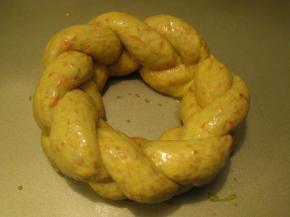 进行二次发酵，至原来的二倍大.刷上全蛋液