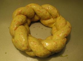 进行二次发酵，至原来的二倍大.刷上全蛋液