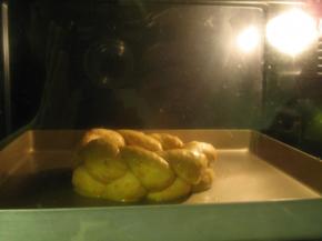 烤箱于200度预热，以上下火，180度，中层烤25分钟