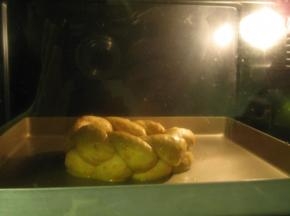 烤箱于200度预热，以上下火，180度，中层烤25分钟