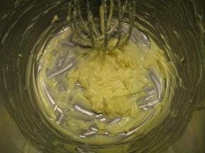 黄油室温软化先用手动打蛋器将软化的黄油搅打均匀，再加入糖粉，盐搅打均匀