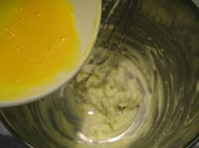 分次少量加入蛋黄液，每次需搅打至完全融合，方可再加入第二次